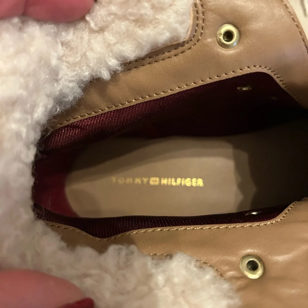 Tommy Hilfiger Tan Shearling-Lined Winter Boots - Picture 5 of 6
